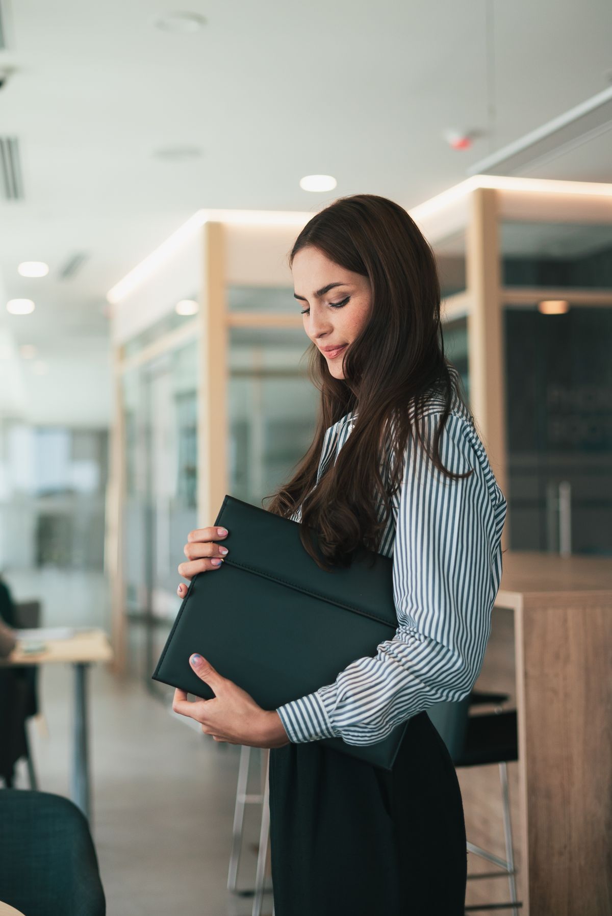 Asesora profesional de seguros internacionales en una oficina moderna
