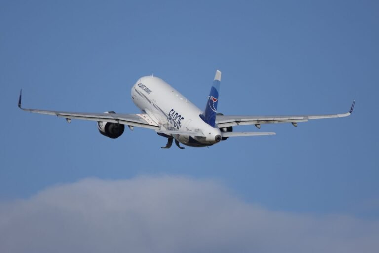Avión comercial ascendiendo al iniciar un viaje