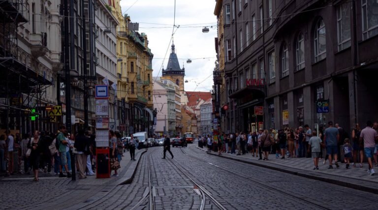 Calle del centro de una ciudad europea con transeúntes