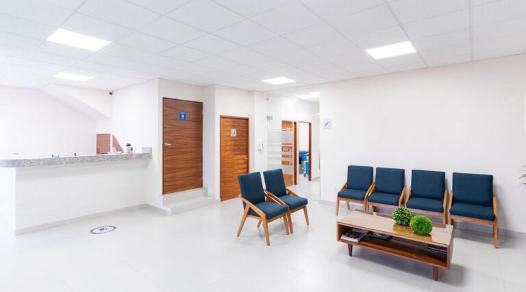 Recepción y sala de espera de una clínica privada