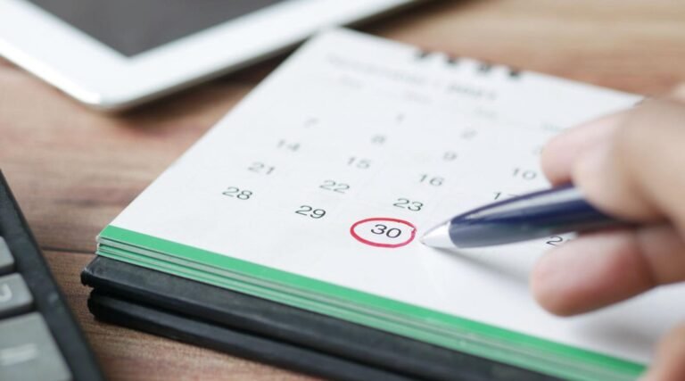 Calendario de escritorio con el día 30 marcado en rojo