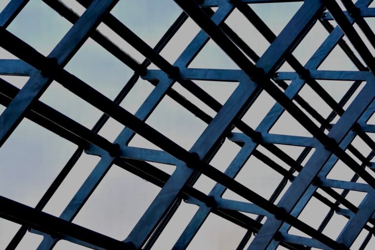Estructura de acero entrelazada vista desde abajo contra el cielo